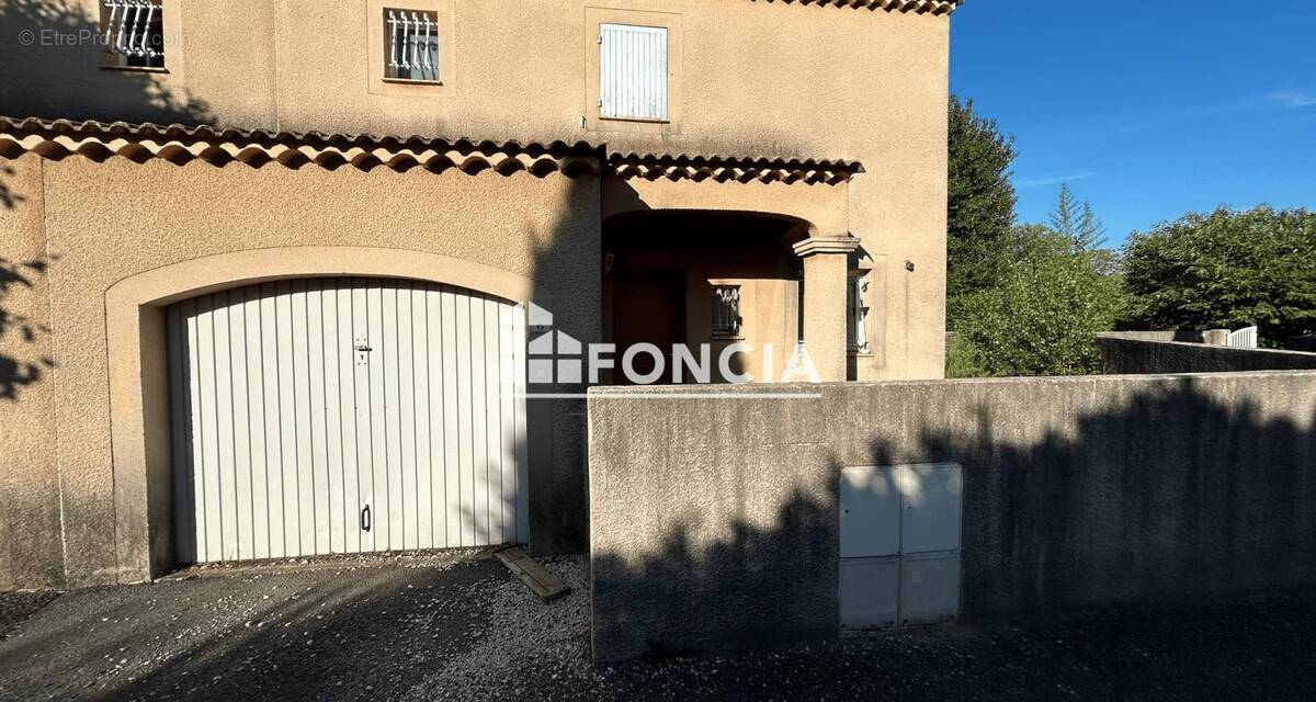 Maison à ENTRAIGUES-SUR-LA-SORGUE