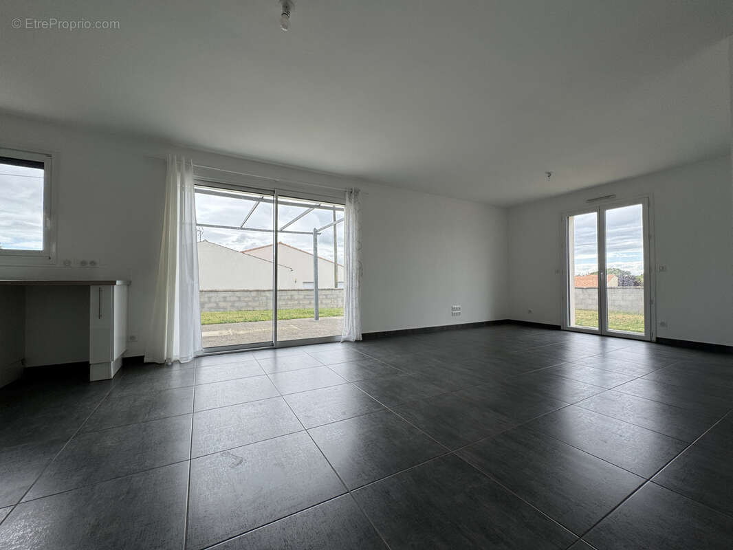 Maison de plain-pied 2018 à vendre à NIORT secteur Paul Guérin   3 chambres + garage - photo 2