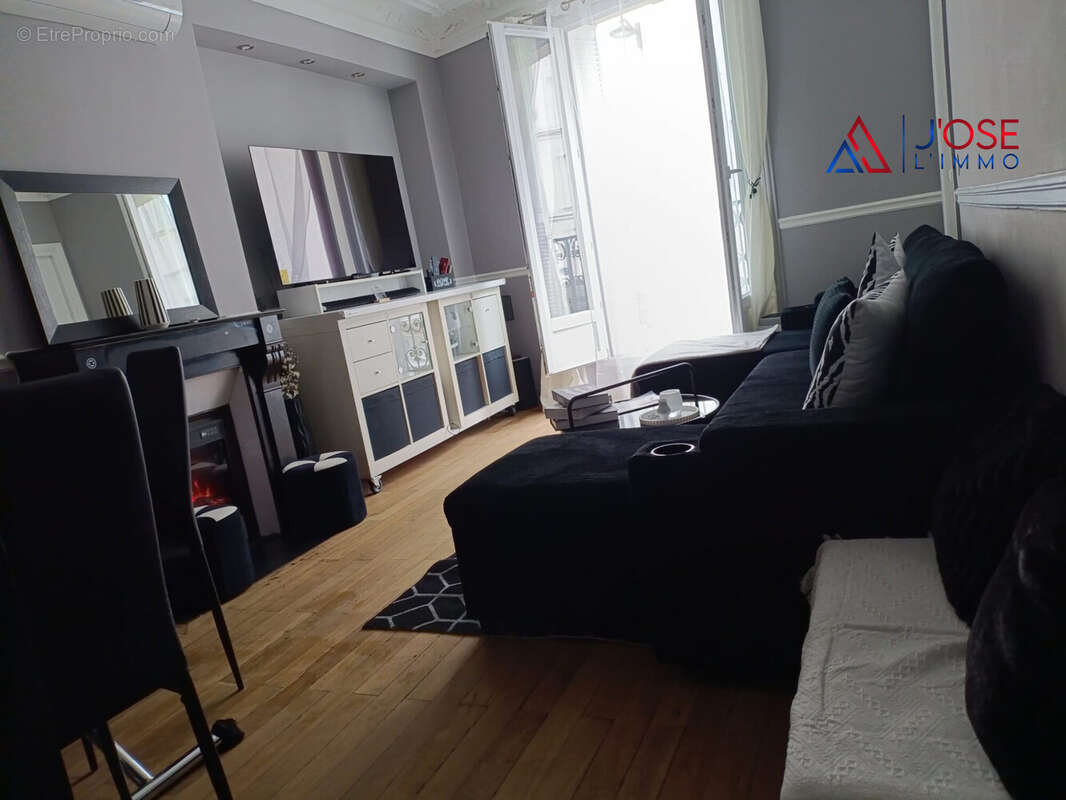 Séjour lumineux avec accès balcon - Appartement à PARIS-19E