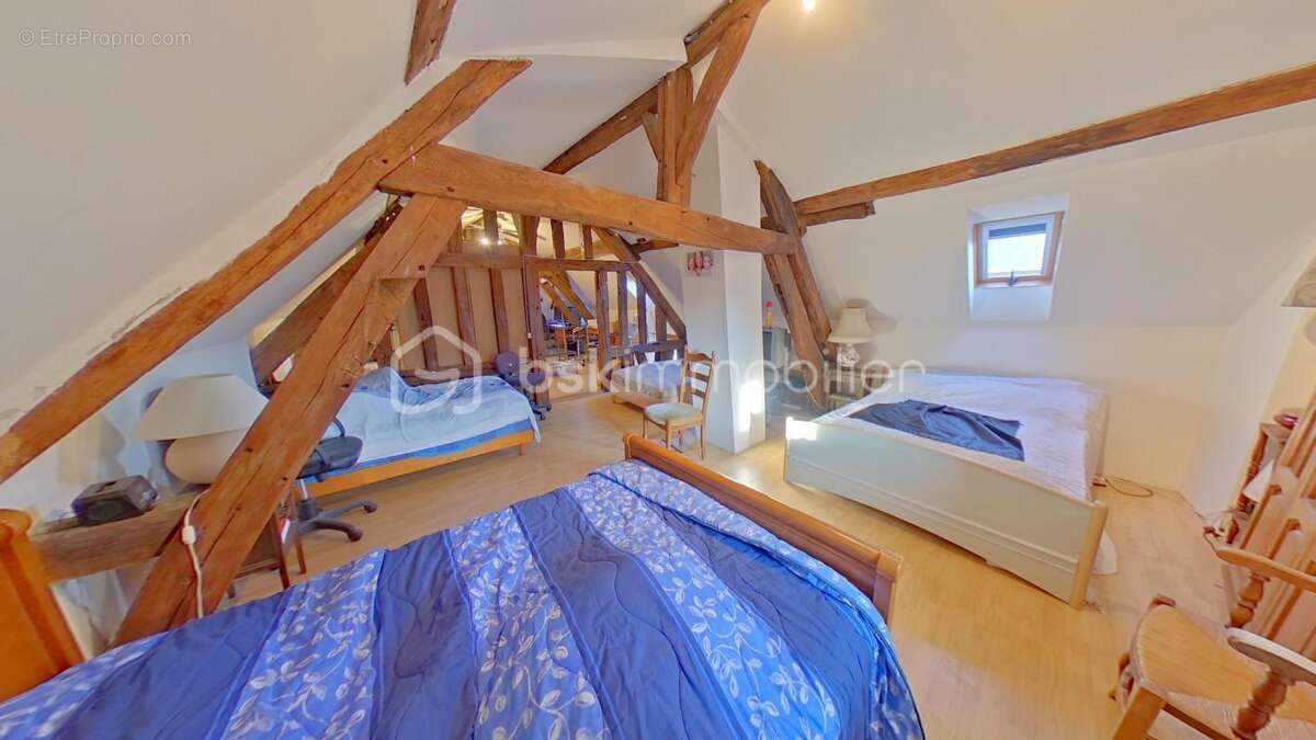 Corps de ferme de 179 m² avec une grande de grange  150 m² sur 1624 m² de terrain - photo 6