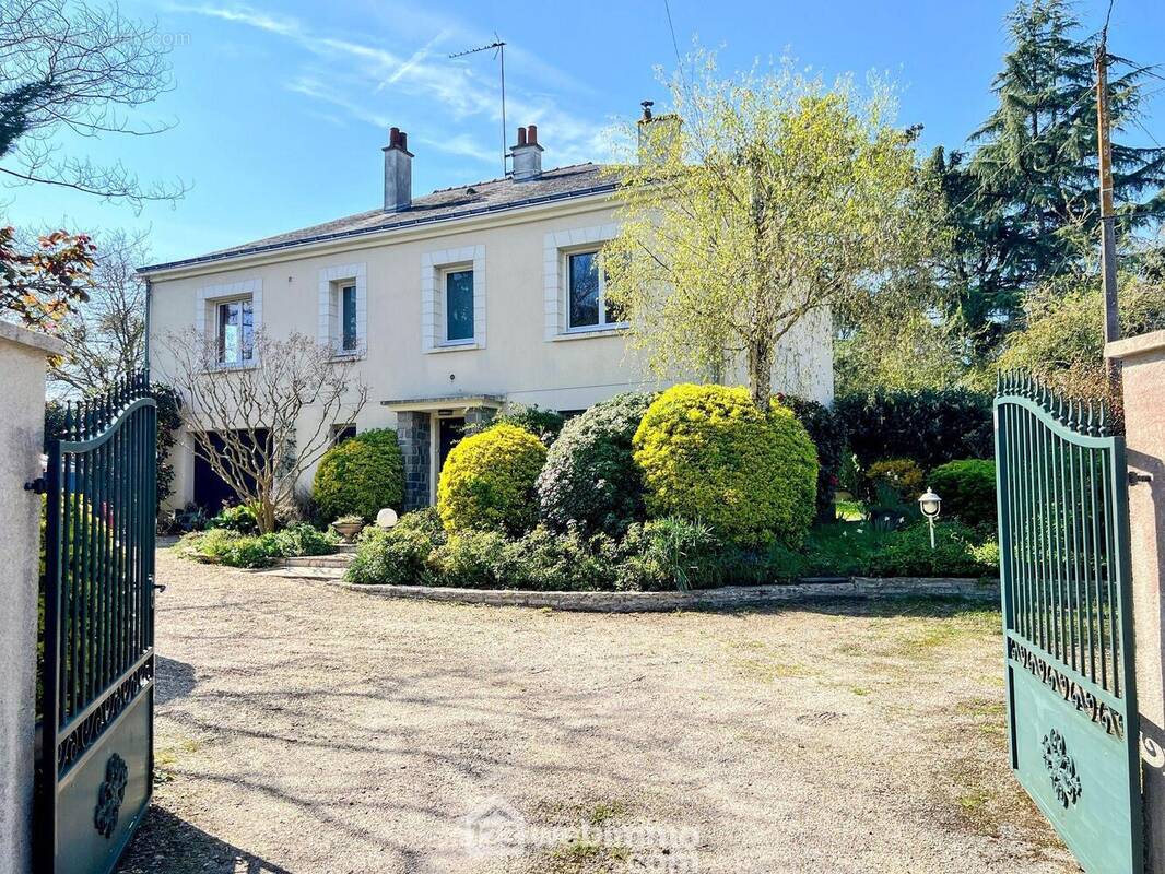 Au c½ur du quartier Roc épine, bordant l'étang Saint-Nicolas, grande maison de 135 m² habitables dans un environnement privilégié. - Maison à ANGERS