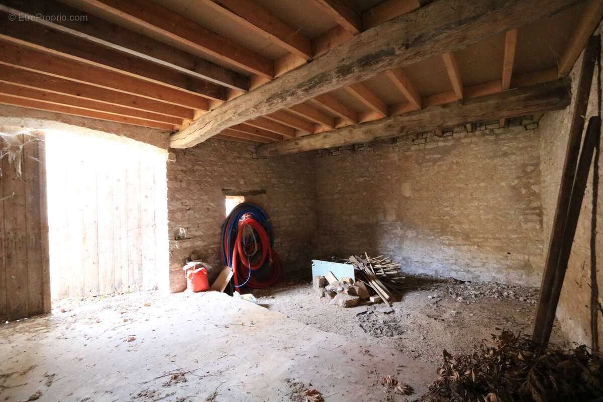 Maison à MOULINS-EN-TONNERROIS