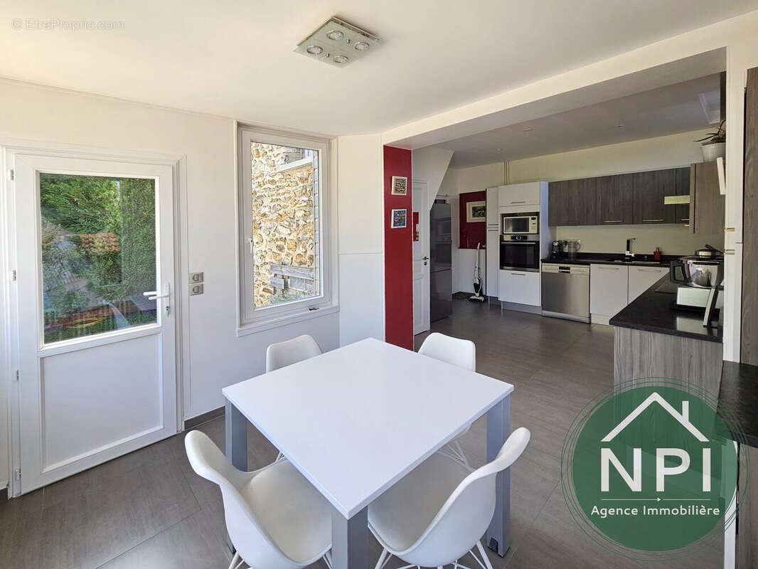 Maison à VAUX-LE-PENIL