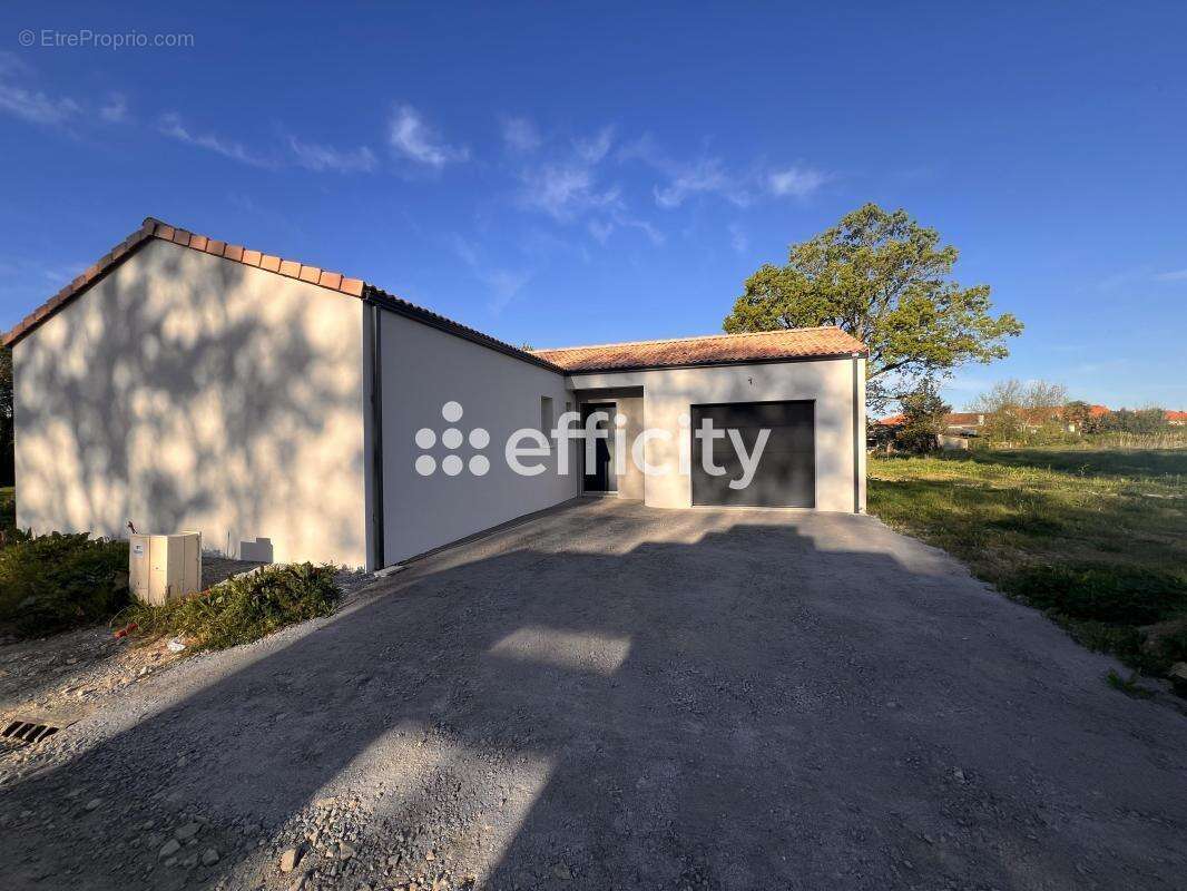 Maison à NIEUL-LE-DOLENT