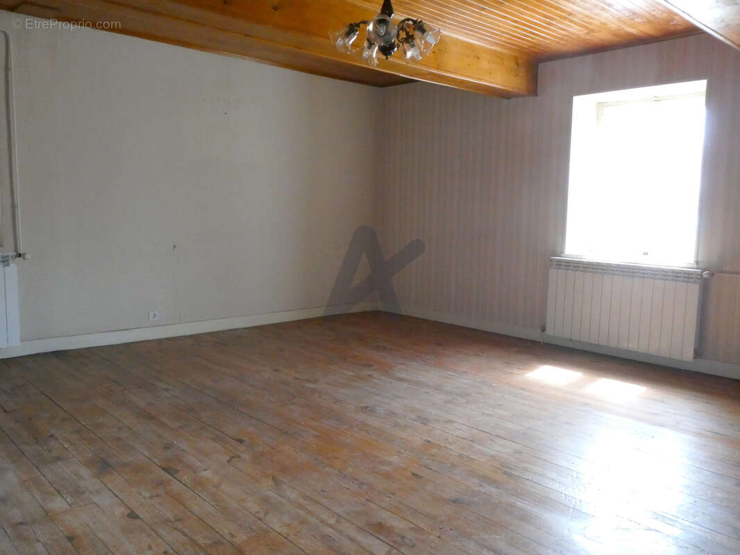 Très belle ferme de caractère indépendante avec grandes dépendances et 5 000 m2 de terrain - photo 8