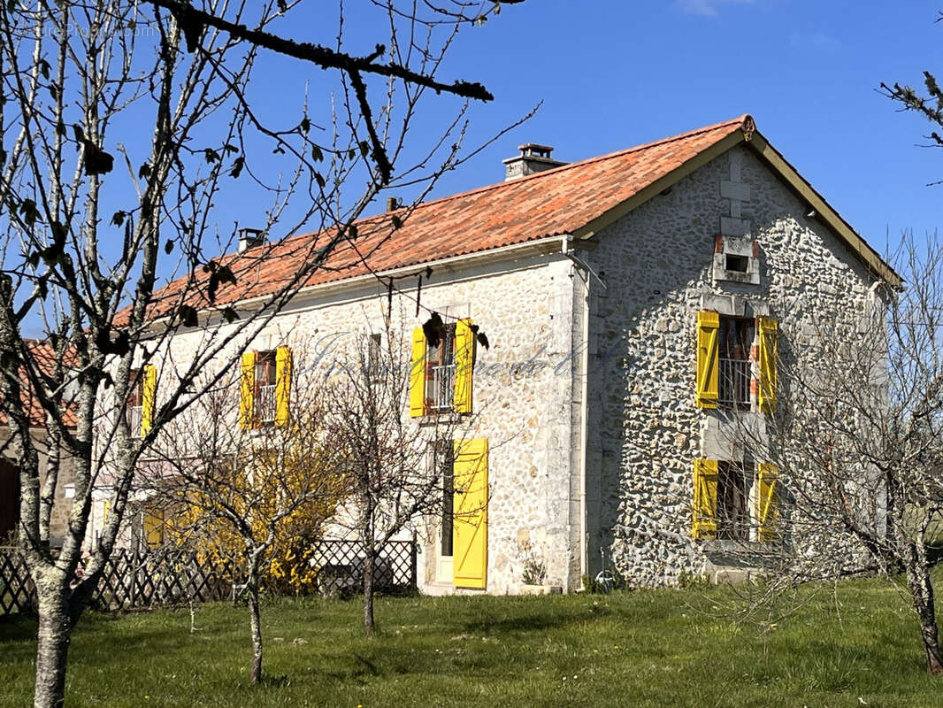 Maison à LEGUILLAC-DE-CERCLES