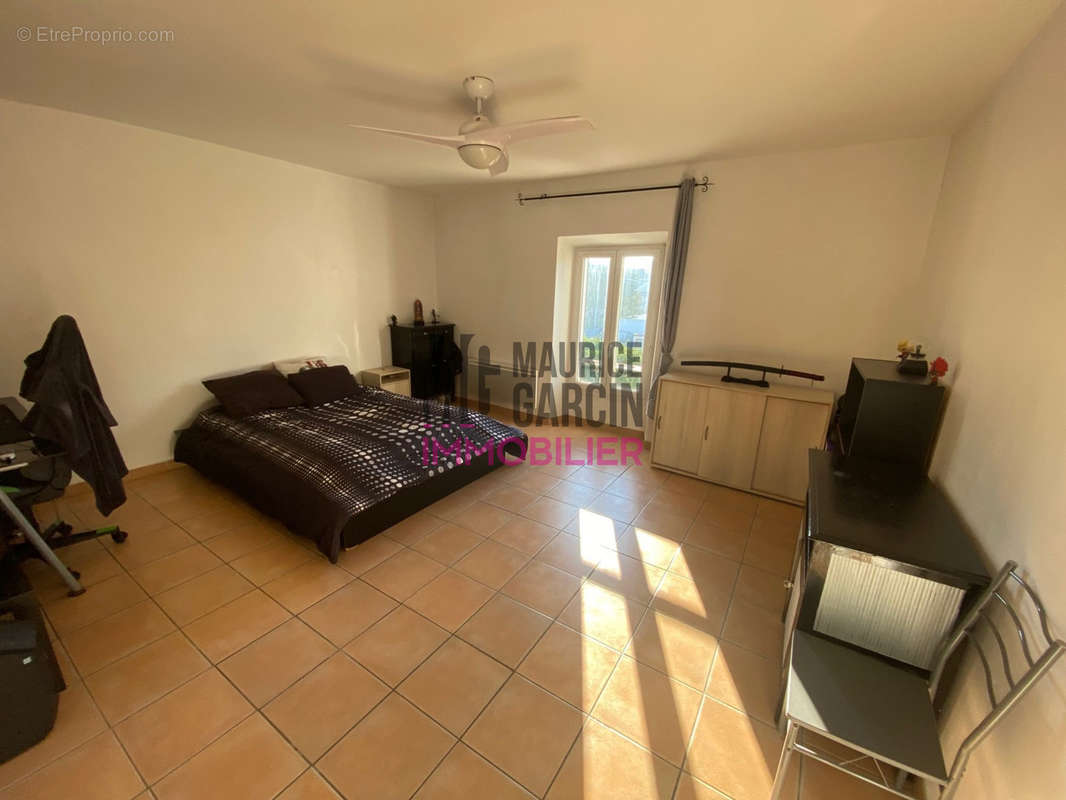 Maison à ENTRAIGUES-SUR-LA-SORGUE