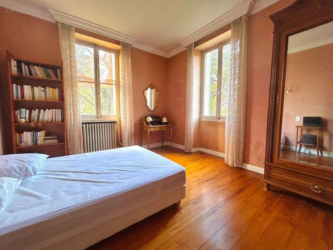 Maison 250 m² à Chanos-Curson  - photo 6