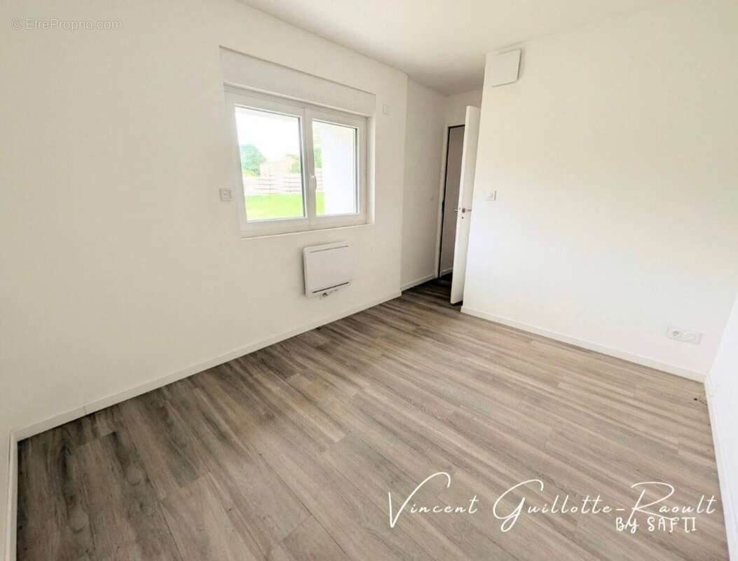 Maison 102 m² à Saint-Hilaire-De-Chaleons  - photo 4