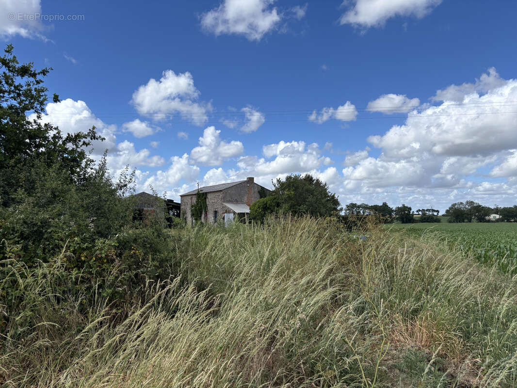 Maison à LES LANDES-GENUSSON