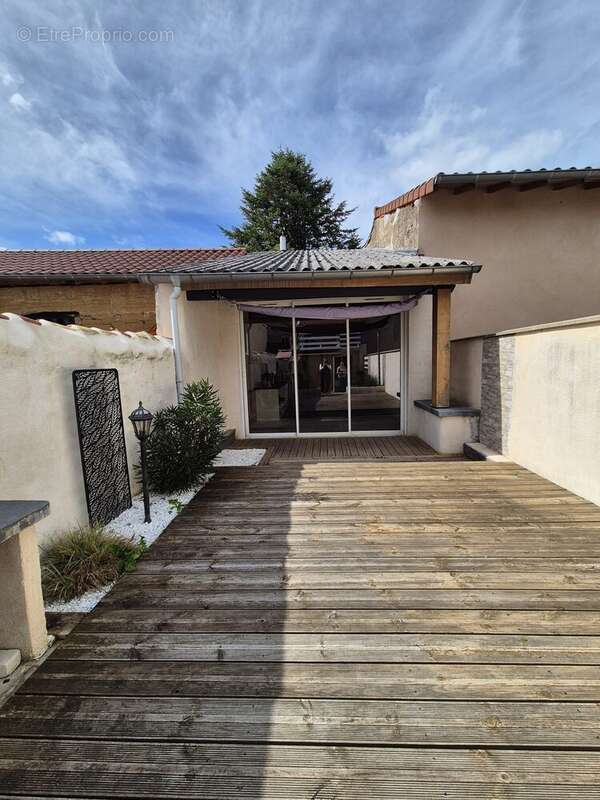 Maison à BAGE-LE-CHATEL