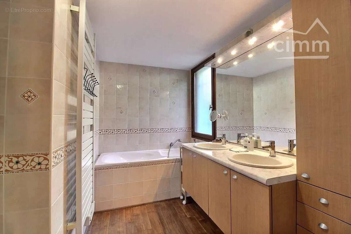 Maison à SAINT-VINCENT-DE-MERCUZE