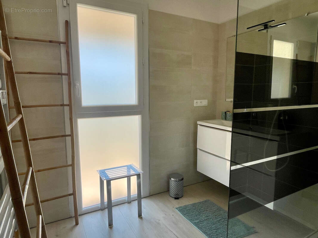 Exclusivité au pied du massif des albères : villa 4 faces rénovée de 146 m2 avec piscine et garage - photo 10