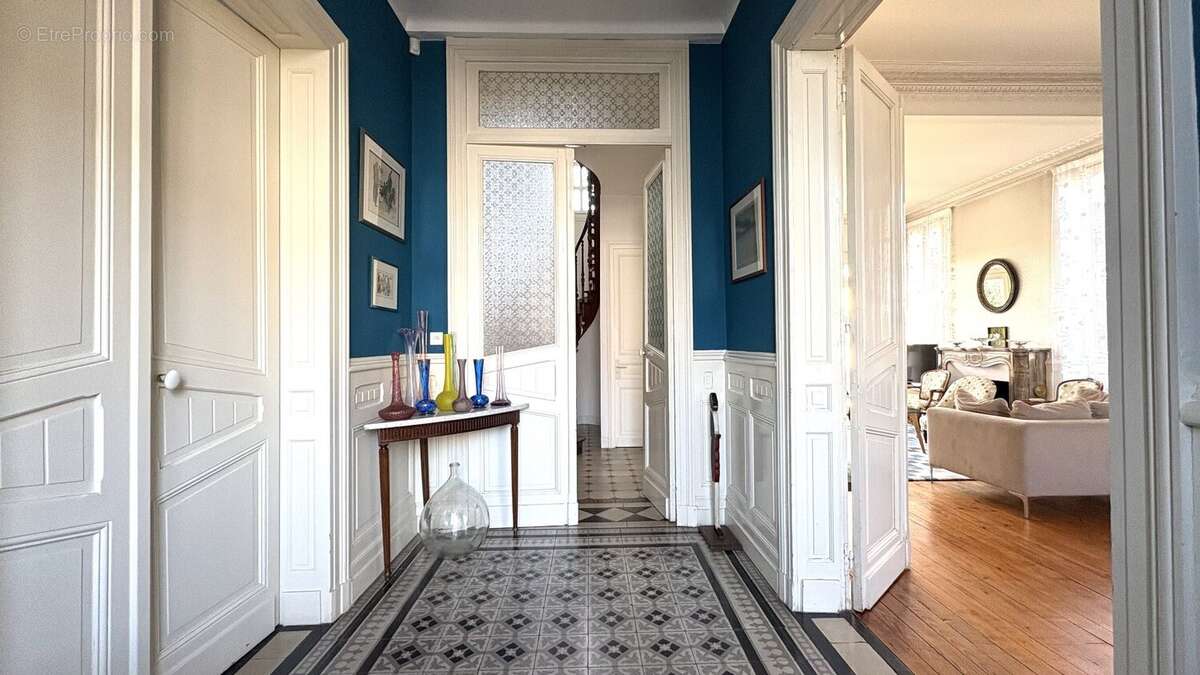 Maison de maitre de type t8 de 202 m2 avec piscine - photo 8