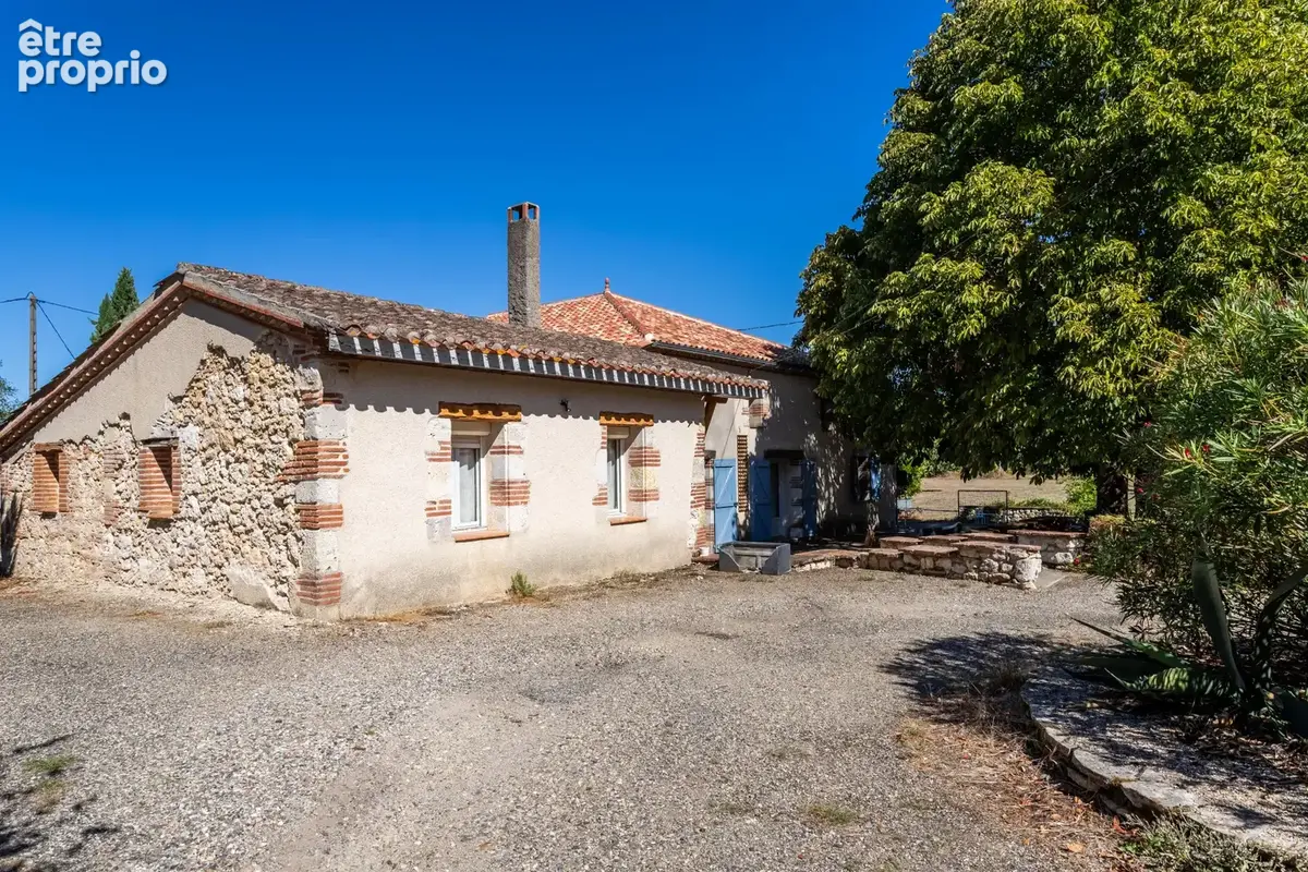 Country house with garage, annexe and outbuildings - photo 36