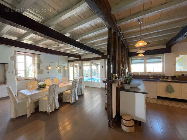 maison de maitre avec piscine intérieur et dependances aménagéables - photo 11