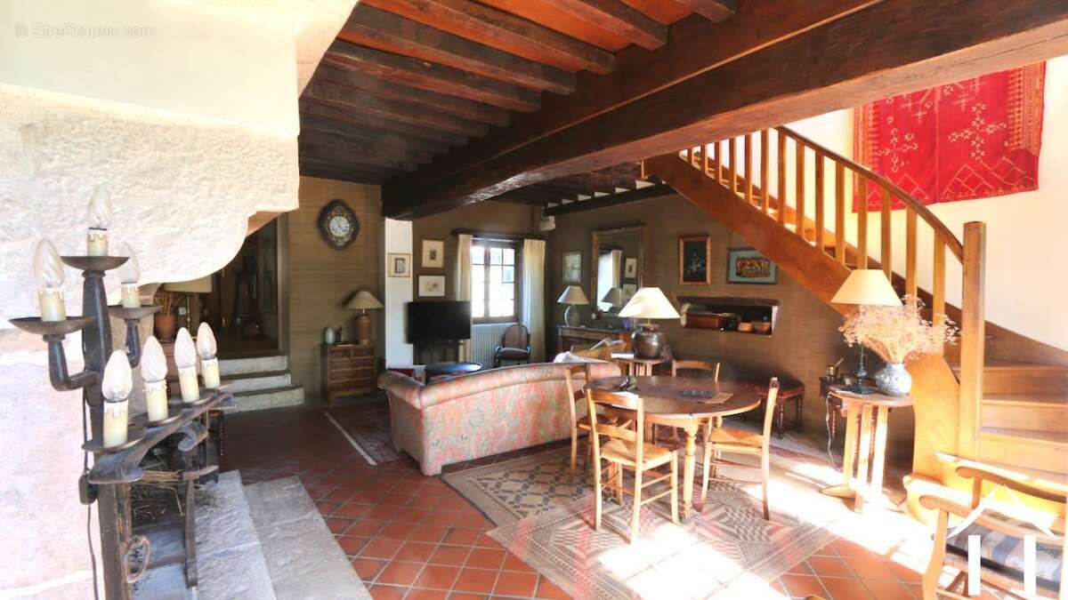 Maison à MONTCEAU-ET-ECHARNANT