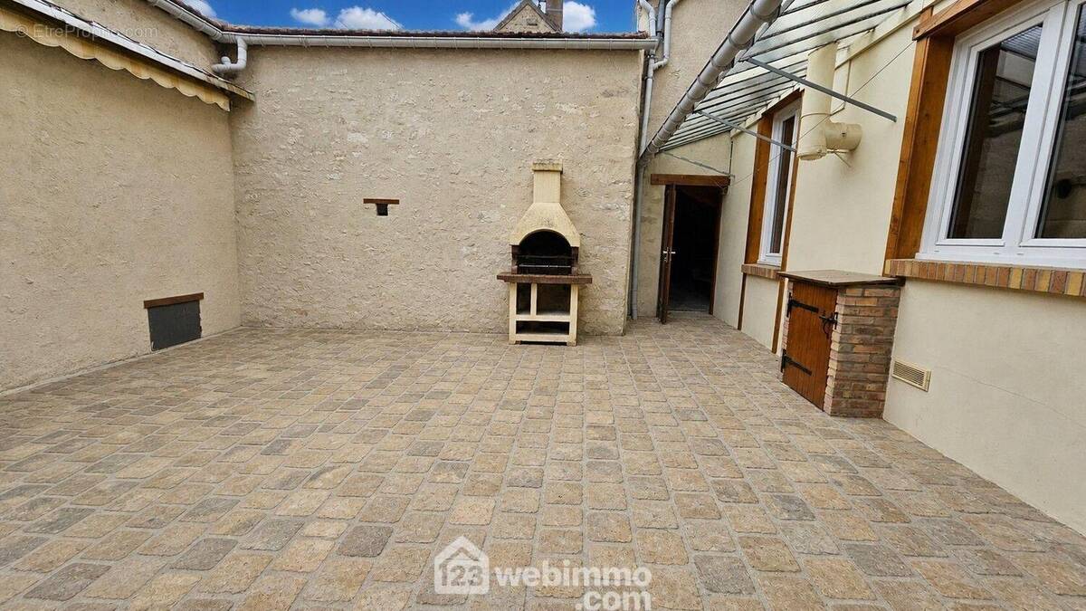 Une cour intérieure de 20 m². - Maison à MILLY-LA-FORET
