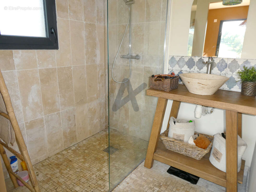 Belle villa majoritairement de plain pied avec piscine - photo 12
