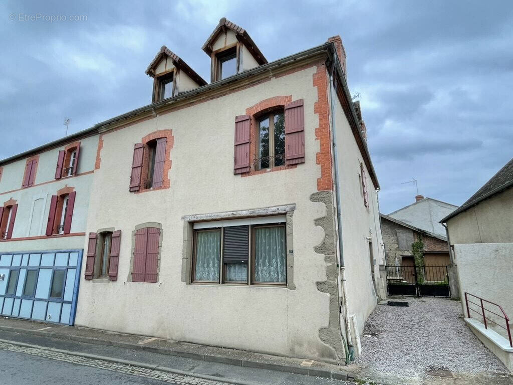 Appartement à BELLENAVES