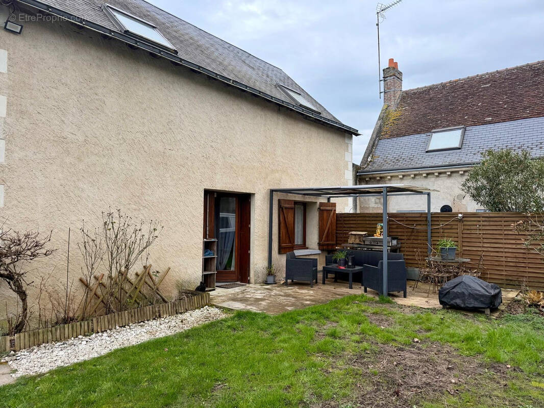 Maison à SAINT-GENOUPH