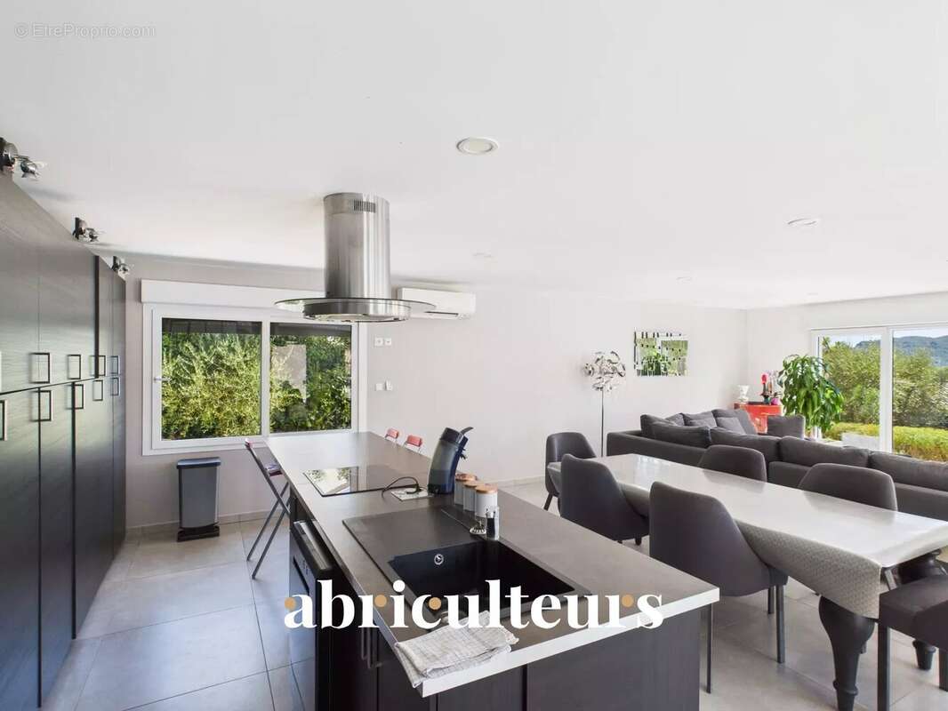 Maison à BAGNOLS-EN-FORET