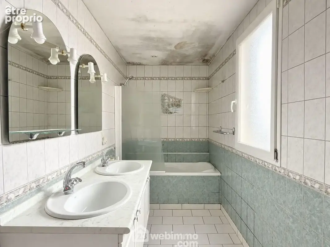 .. une salle de bains..