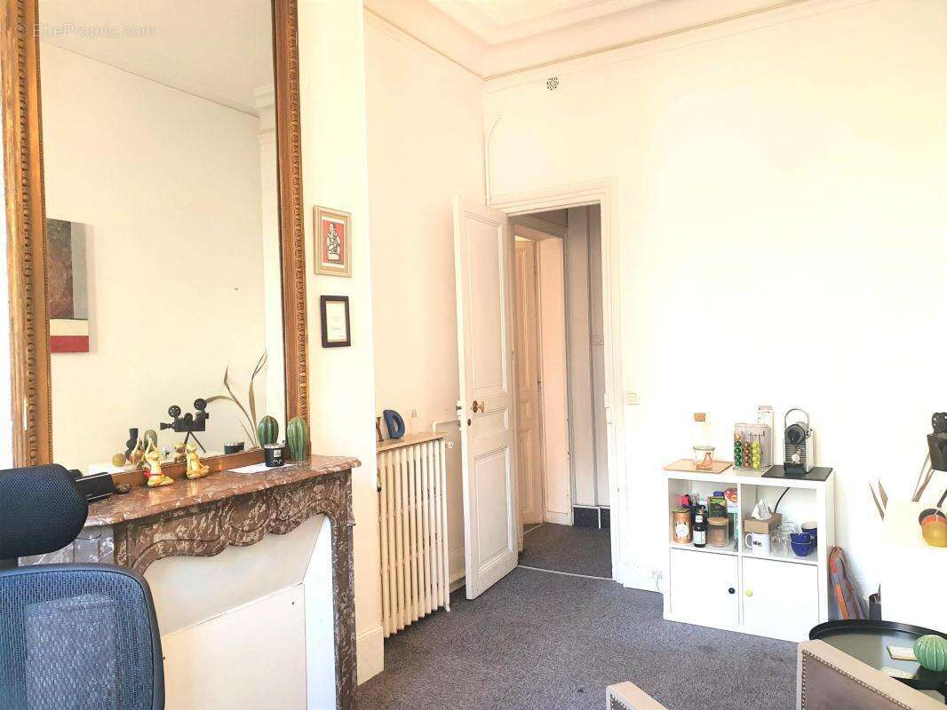 Commerce à PARIS-9E