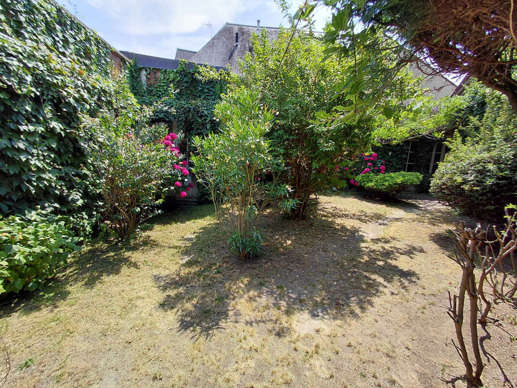 Maison familiale avec dépendances et jardin en centre-ville de La Flèche ! - photo 25