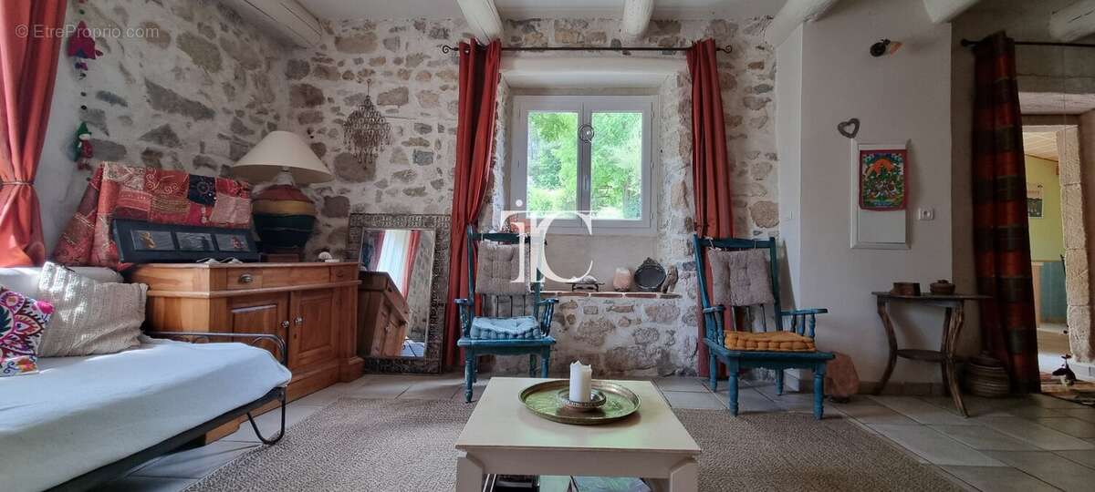 Propriété de caractère composée de trois logements indépendants avec piscine et potentiel de développement - photo 5