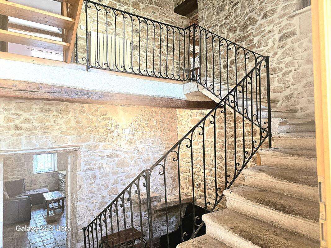 Mas en pierre, composé d'un ensemble immobilier de 10 pièces sur plus de 1210 m² de terrain à SAINT GERVAIS 30200 - photo 2