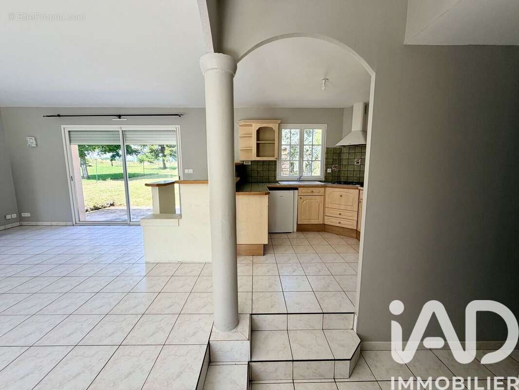 Maison 107 m² à Puyreaux  - photo 4