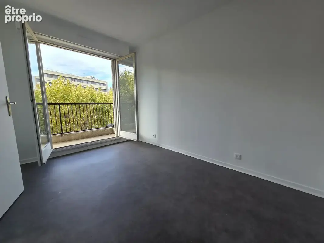 2 pieces avec terrasse - parking en sous-sol et cave - face rer a - commerces - photo 7