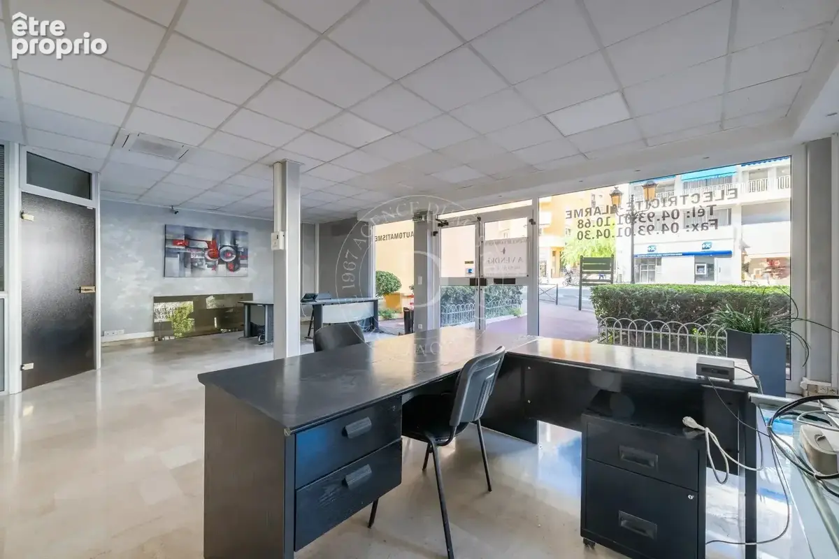 Beaulieu-sur-Mer – Local commercial de 90 m² avec quatre vitrines - photo 4