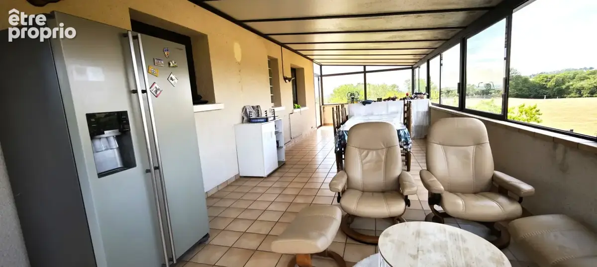 Maison de plain-pied sur terrasse & véranda de 45 m² - Vue dégagée sur terrain clos de 3 800 m² - photo 4