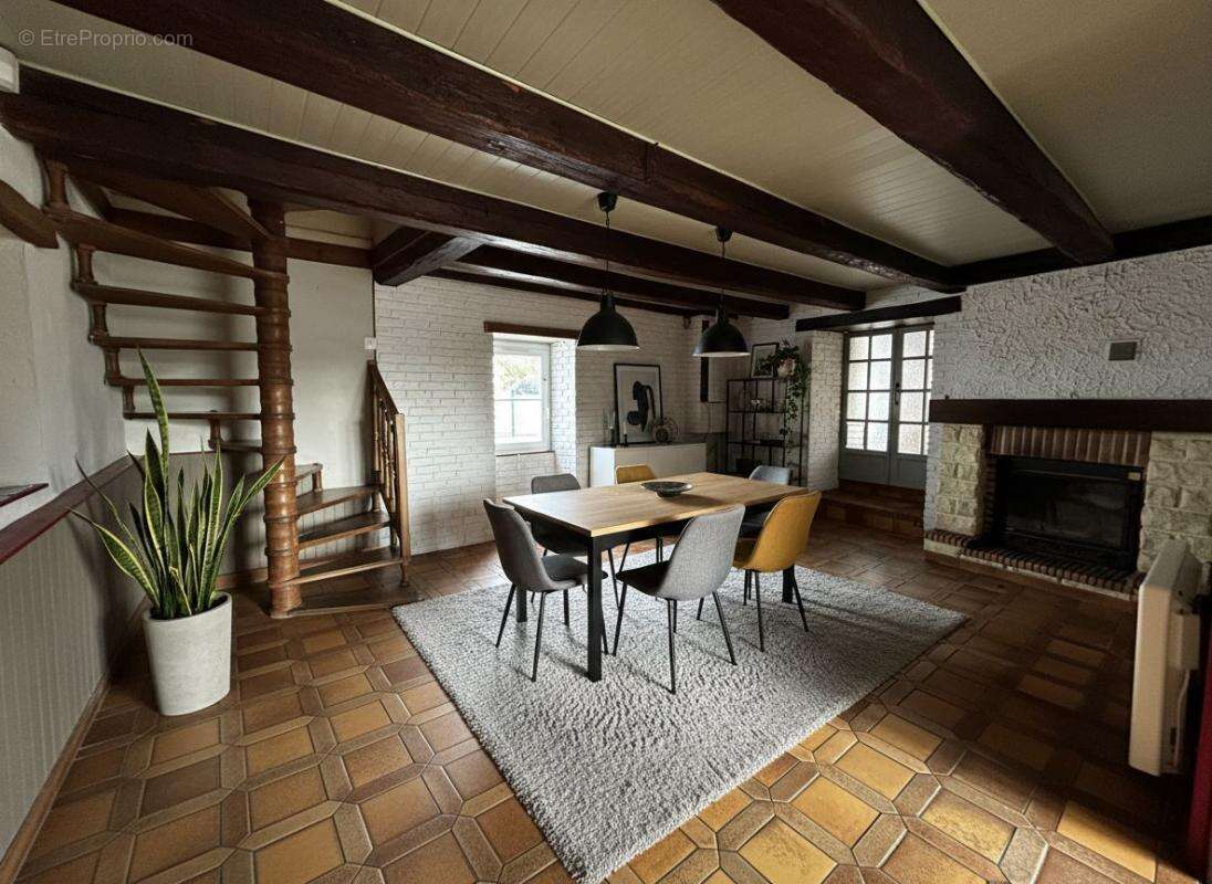 Maison à CHARRON