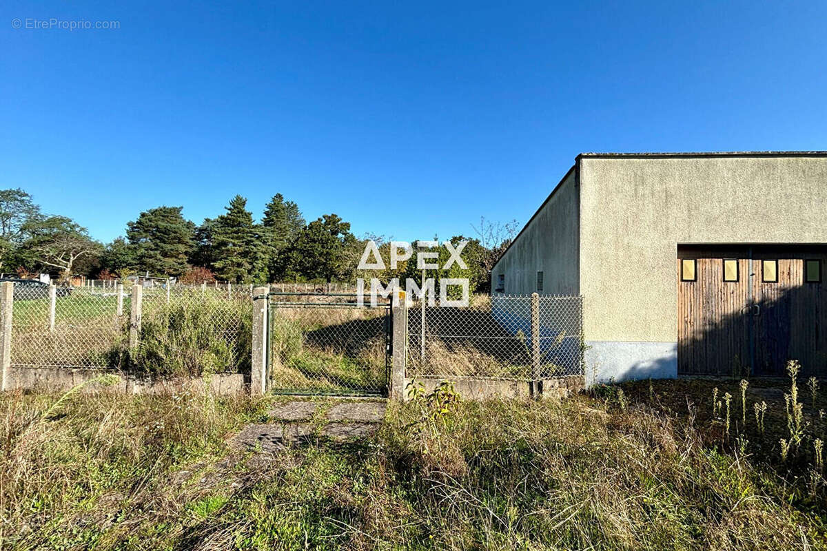 Terrain à SAINT-DENIS-DE-L&#039;HOTEL