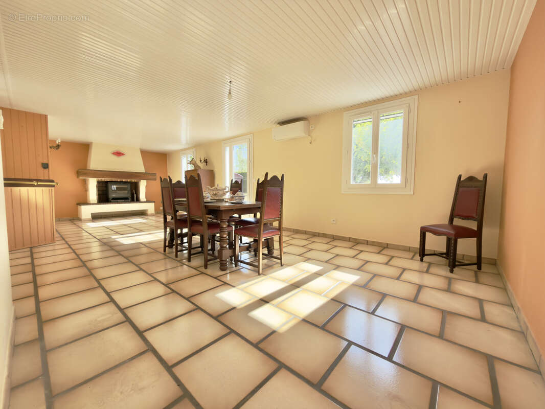 Maison de plain pied avec double garage et dépendance. - photo 8