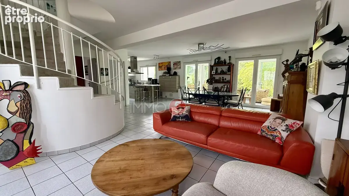 Maison familiale de 162 m² à Gagny – Beaux volumes et grand terrain - photo 4