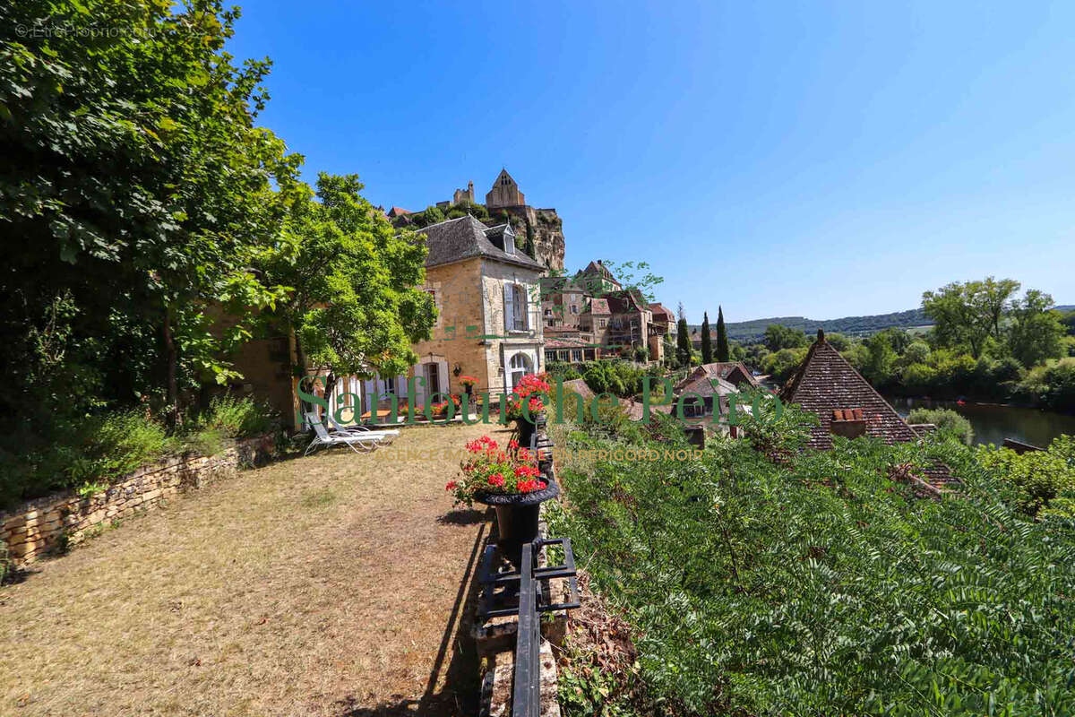 Maison à BEYNAC-ET-CAZENAC
