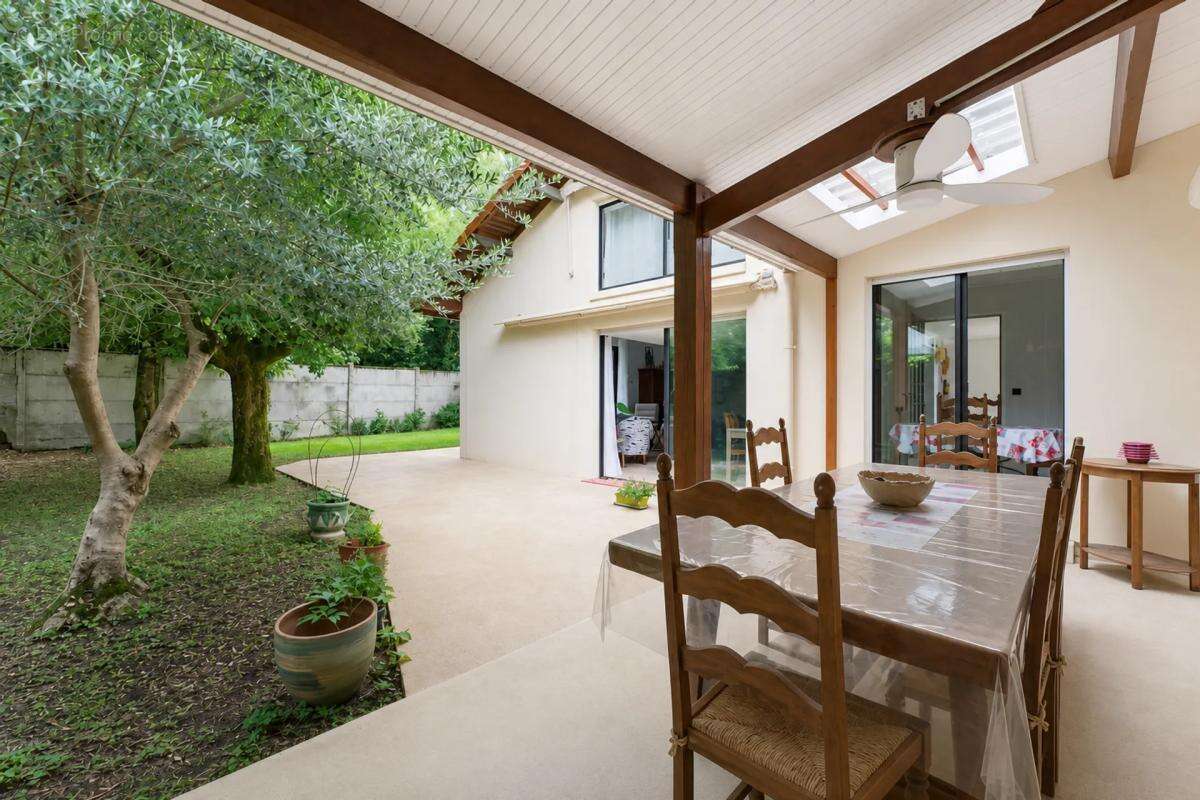Maison Familiale Lumineuse de 155 m² à Bordeaux Caudéran - photo 3
