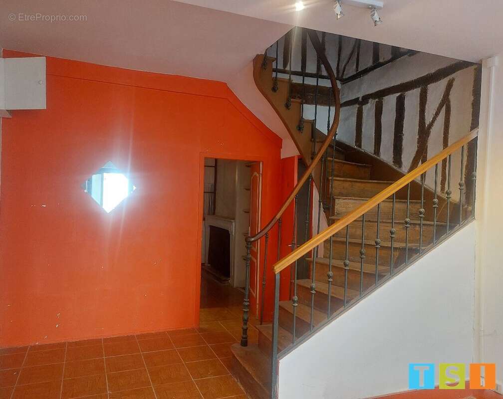 Immeuble sur 2 niveaux avec 2 entrées, 2 appartements à creer centre village - photo 2