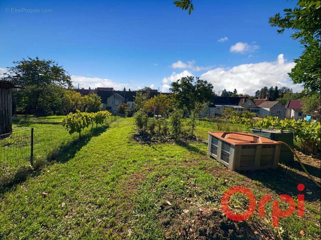 Parking à DUN-SUR-AURON