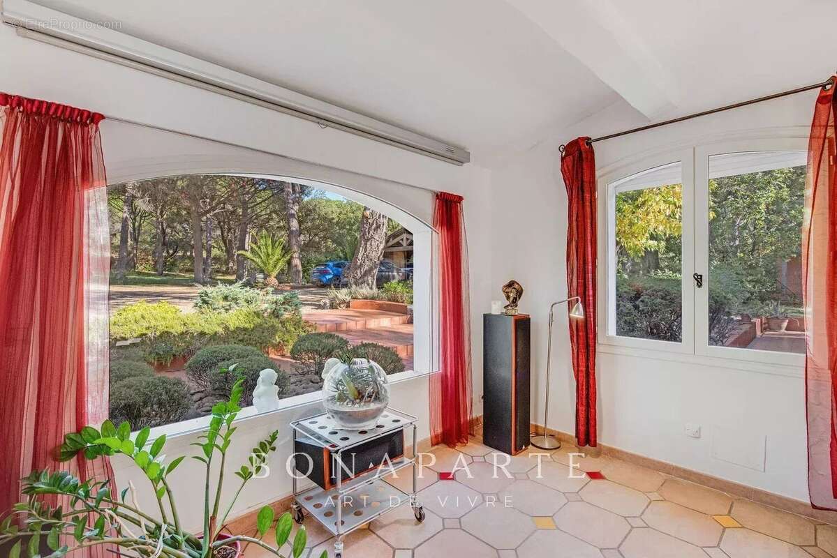 Véritable mas provençal au cœur d'une propriété de plus de 8000m² - photo 9
