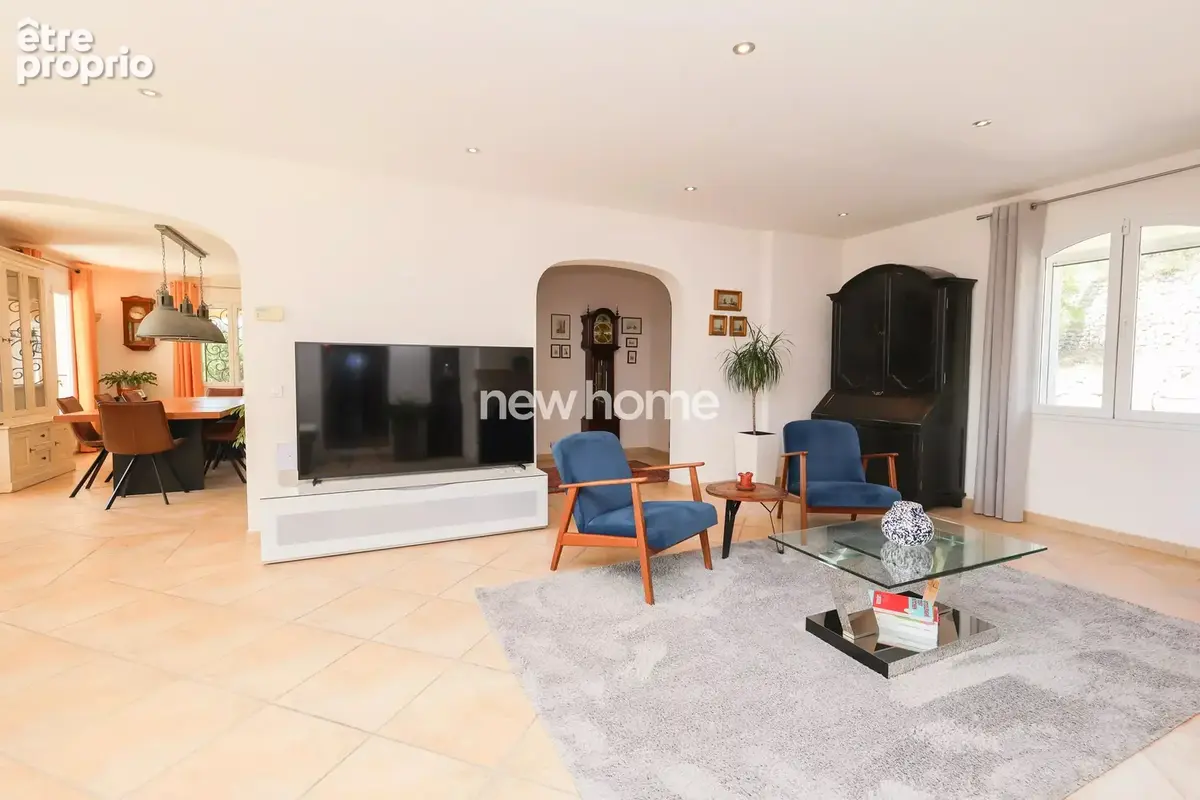 Villa de plain-pied et grande piscine - TBE - photo 15