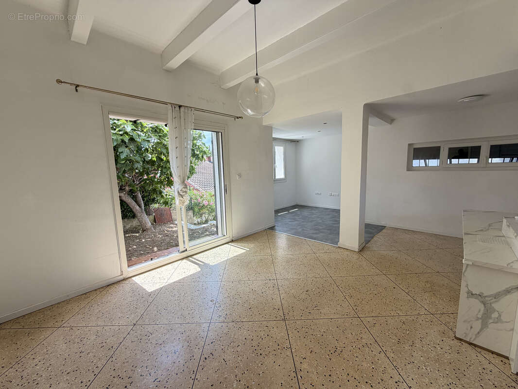 La seyne-sur-mer   maison individuelle avec vue dégagée, garage et dépendance - photo 4