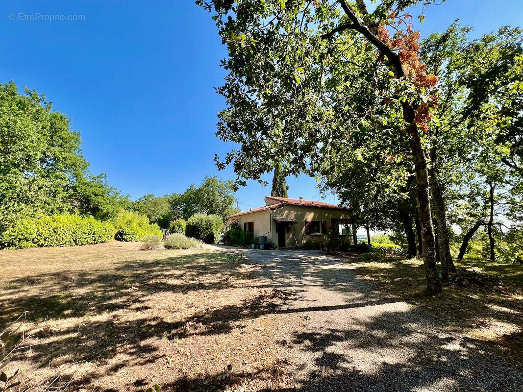 À quelques minutes du centre de Laroque-Timbaut, venez découvrir cet ensemble immobilier  d'environ 150 m² avec gîte et piscine, - photo 4