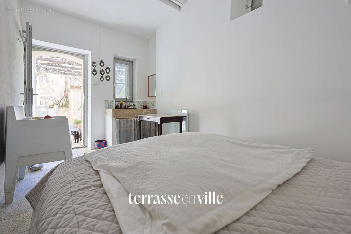 La ciotat   centre historique - grand duplex - t9 - 192 m2   5 ch - parcelle 350m2 - parking - 1 250 000€ - photo 9