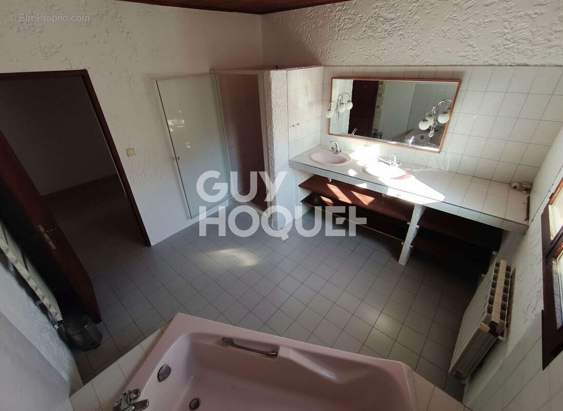 Maison à ENTRAIGUES-SUR-LA-SORGUE