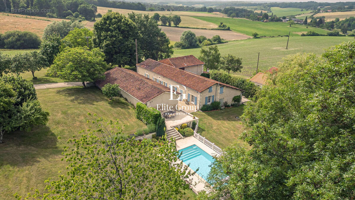 Maison à MONTMOREAU-SAINT-CYBARD